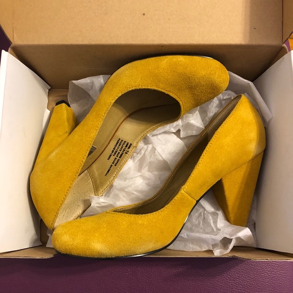 Shoes - Mustard yellow suede pumps